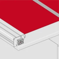 Detailansicht einer roten Terrassenüberdachung mit Aluminiumrahmen und Befestigungselement